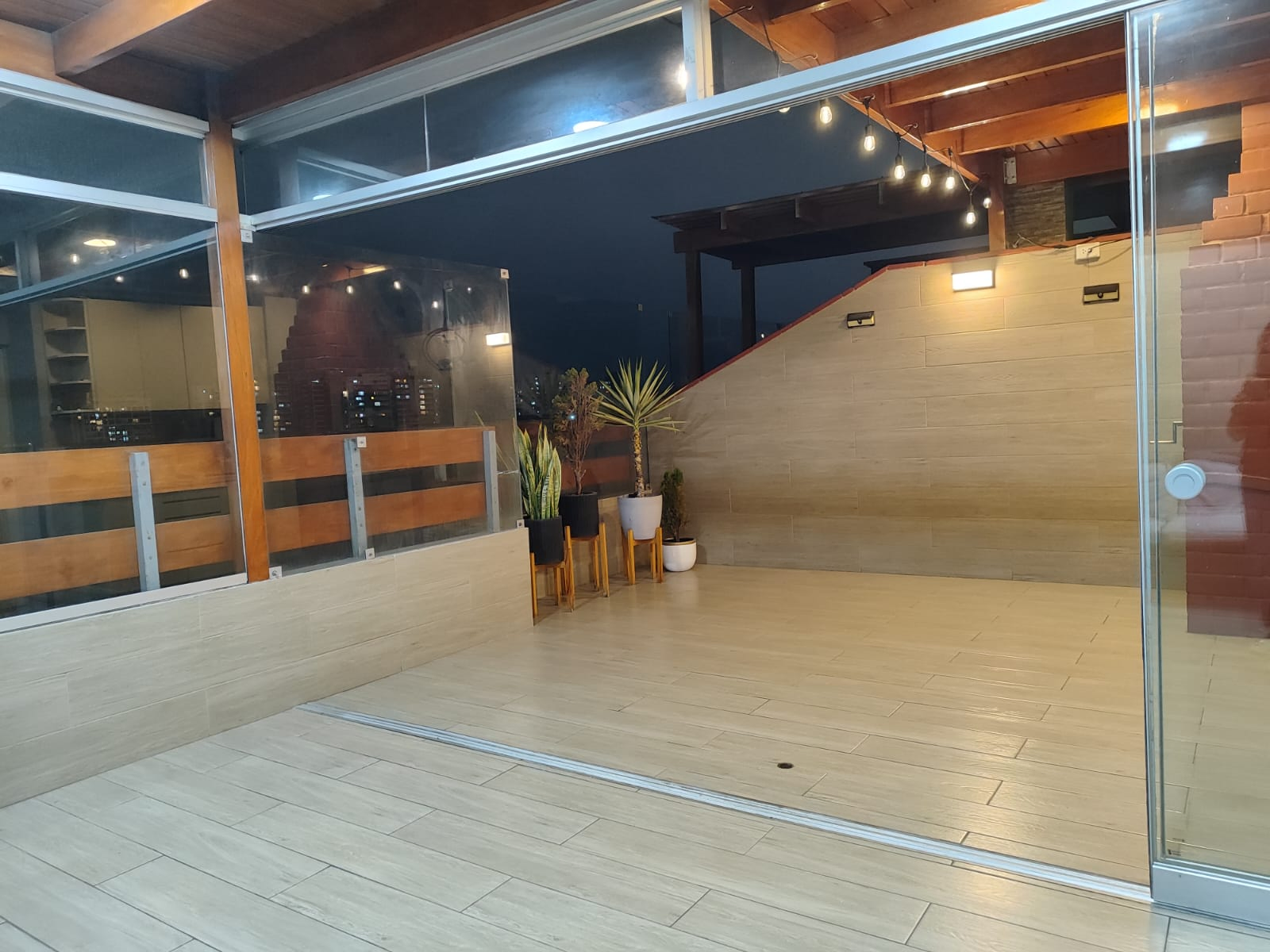 Dúplex Remodelado con Terraza Bbq + 2 Cocheras Independientes — Foto 2