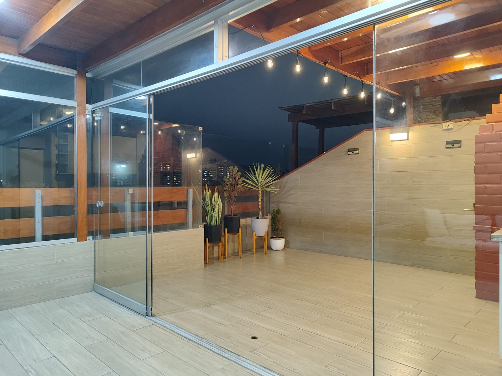 Dúplex Remodelado con Terraza Bbq + 2 Cocheras Independientes — Foto 3