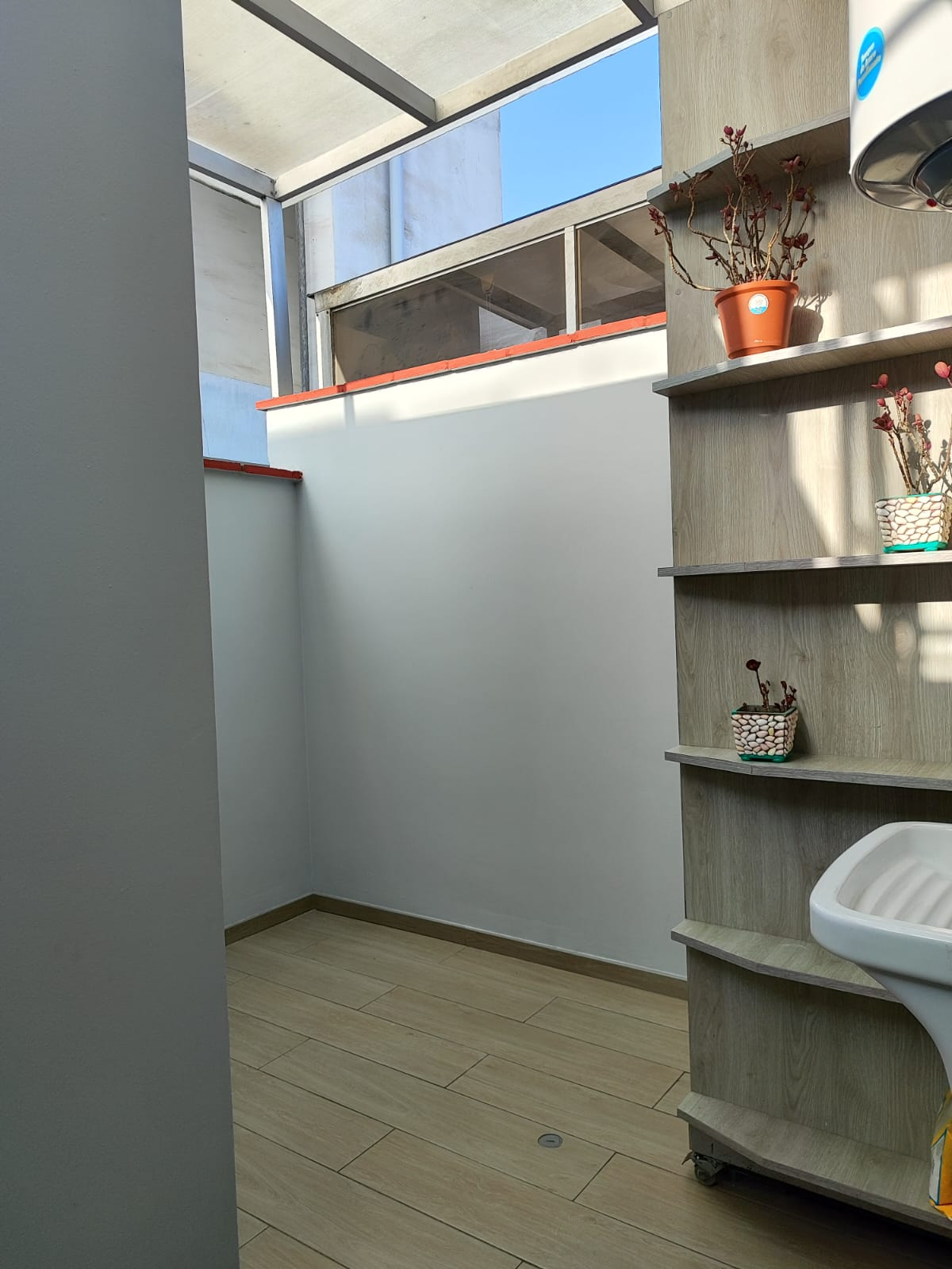 Dúplex Remodelado con Terraza Bbq + 2 Cocheras Independientes — Foto 4