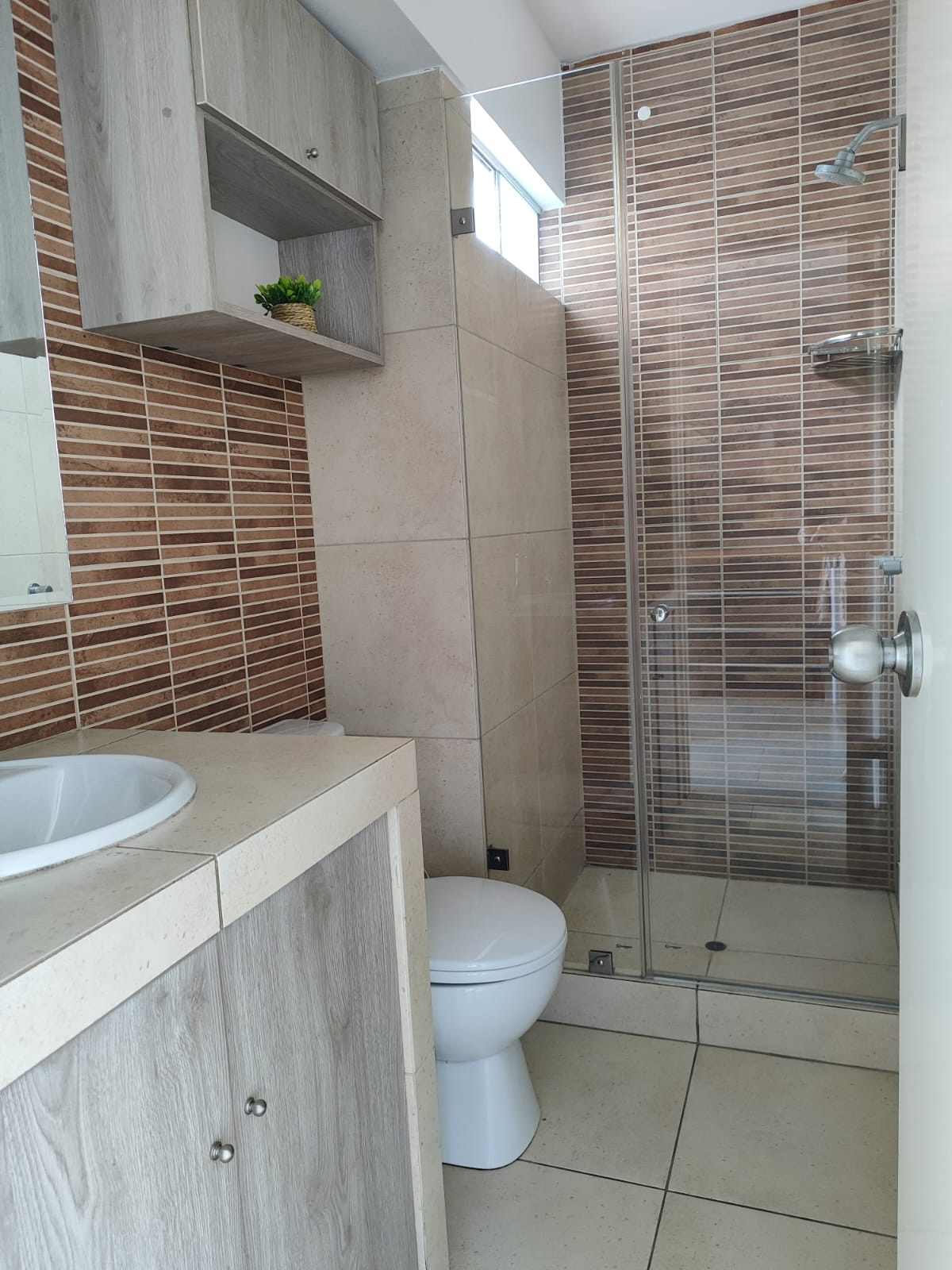 Dúplex Remodelado con Terraza Bbq + 2 Cocheras Independientes — Foto 7