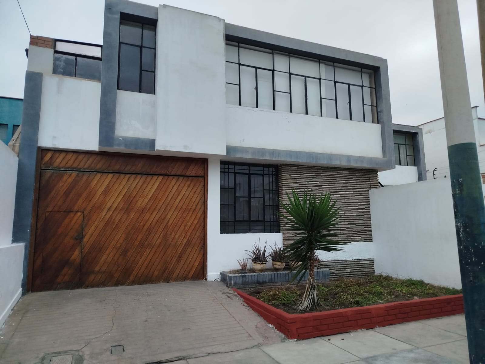 Casa de dos pisos más azotea, garaje, y sótano en Urb. Orrantia del mar San Isidro — Foto 3