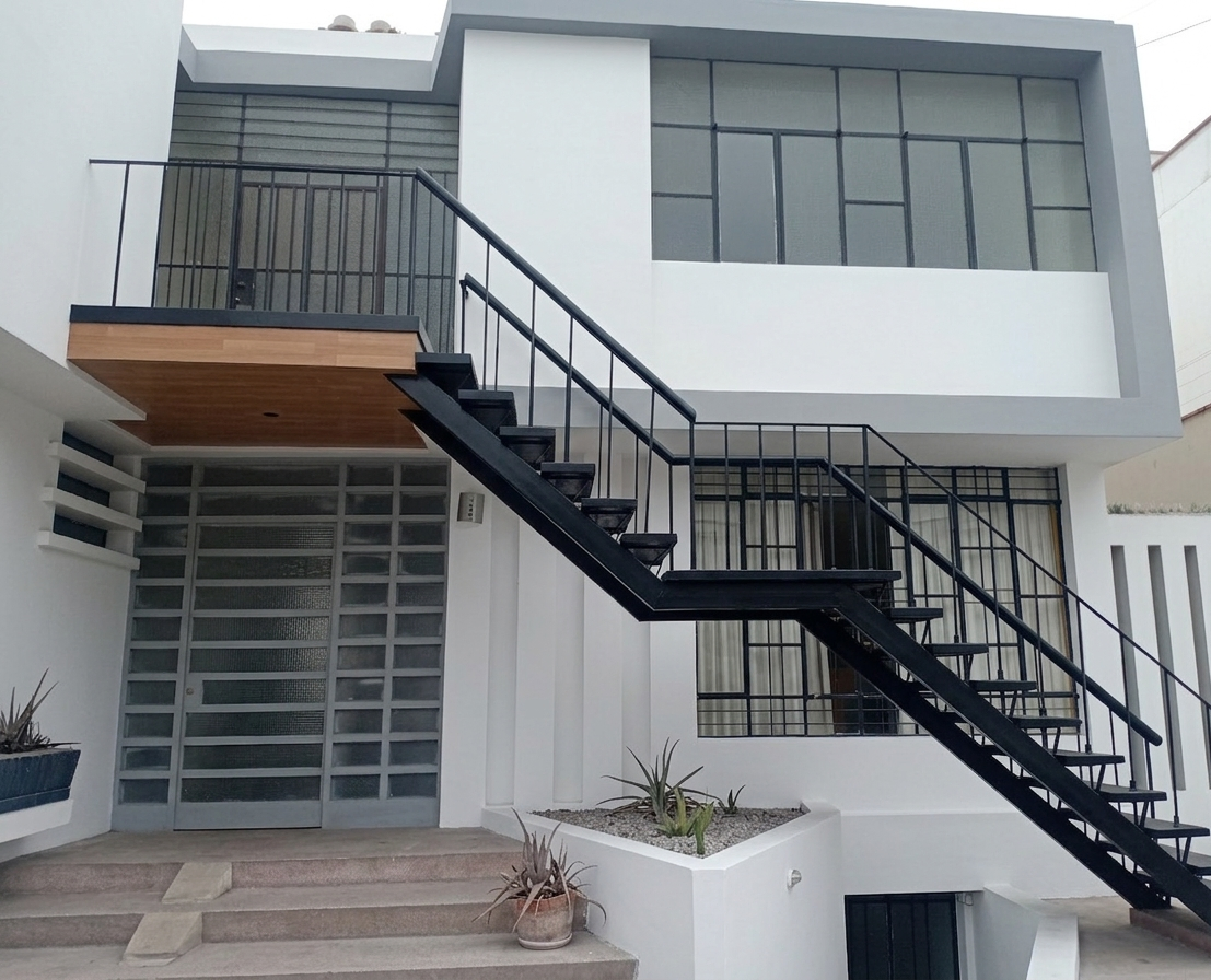 Casa de dos pisos más azotea, garaje, y sótano en Urb. Orrantia del mar San Isidro — Foto 4