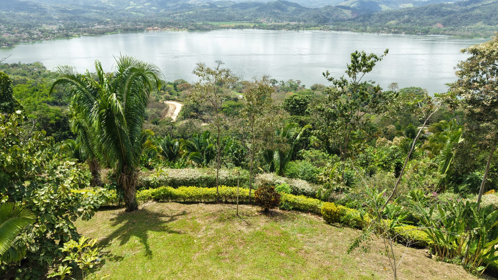 Terreno de 3.5 hectáreas con vista panorámica hacia la laguna azul — Foto 7