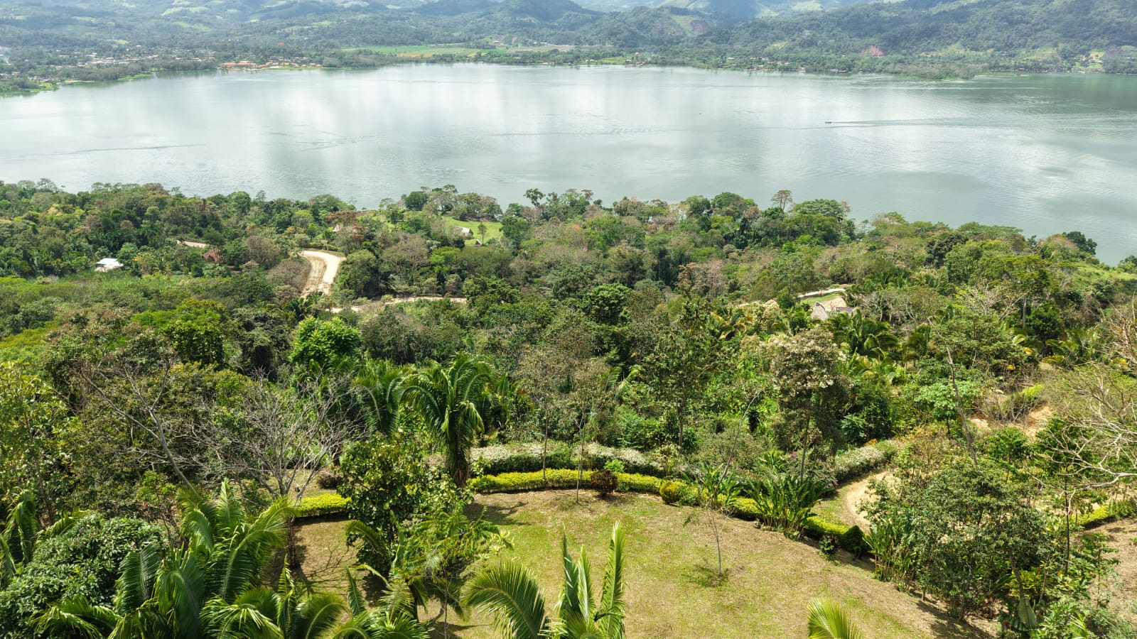 Terreno de 3.5 hectáreas con vista panorámica hacia la laguna azul — Foto 8