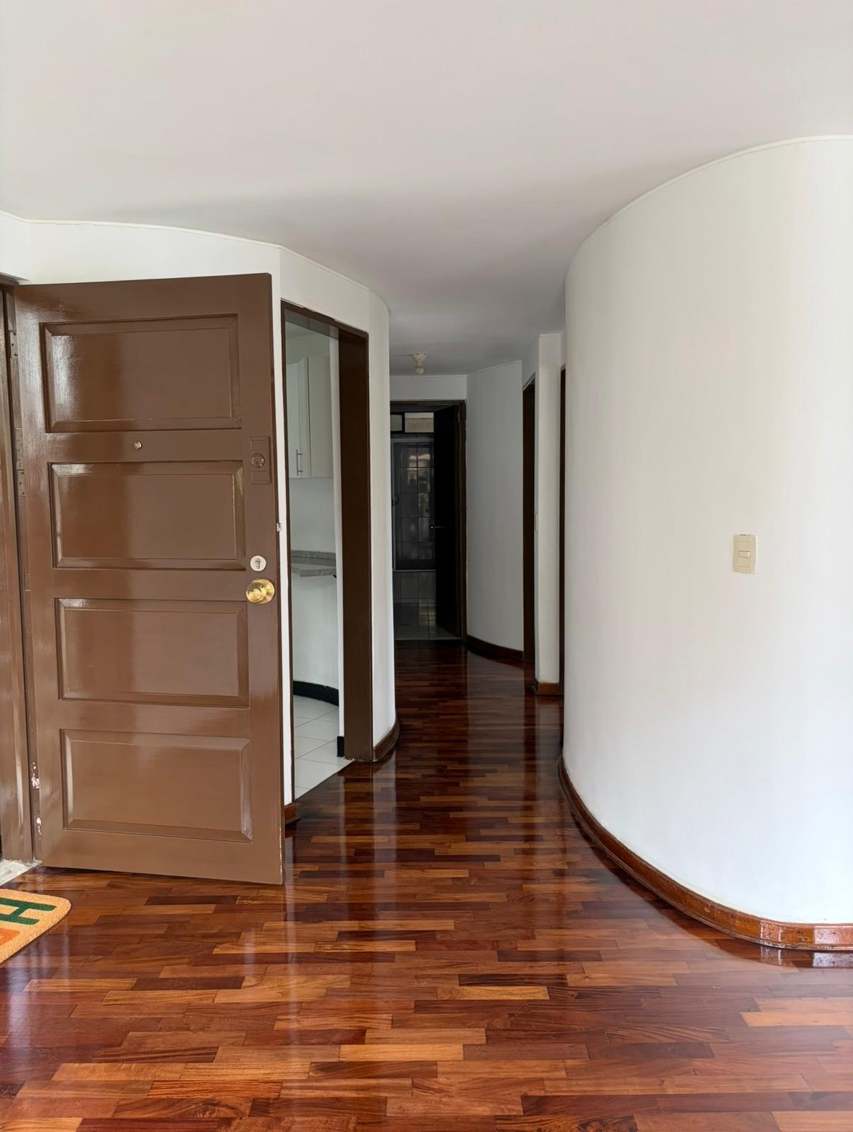 VENDO DPTO. SAN BORJA: Piso 1, Cochera, 2 Puertas de Acceso. — Foto 2
